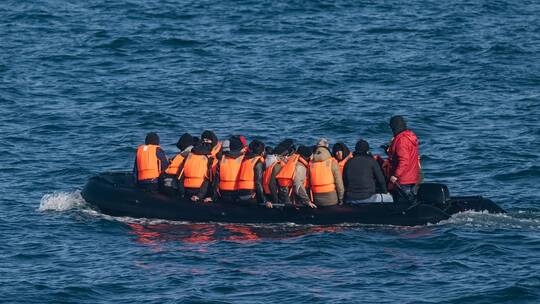 مصرع 55 مهاجرا غرق زورقهم قبالة ليبيا
