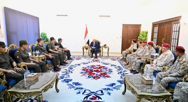 العليمي يلتقي وفدا عسكريا مصريا في عدن