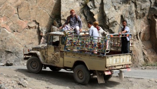 الجمعيات التعاونية في اليمن تخفف أزمات تهالك الطرق