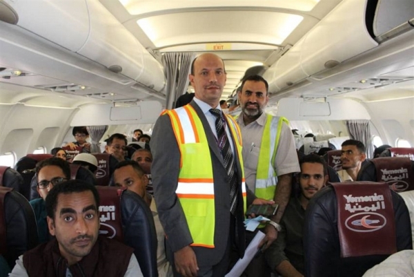 الحكومة تعلن انطلاق الرحلة الجوية الأولى لنقل العالقين اليمنيين من السودان