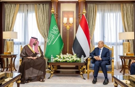 خالد بن سلمان يبحث مع الرئيس العليمي جهود السلام في اليمن
