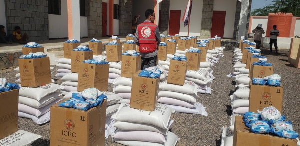 الصليب الأحمر يوزع مساعدات غذائية لنحو 1600 أسرة نازحة في حيس جنوبي الحديدة