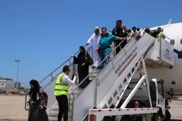 الخارجية اليمنية تعلن عن تسيير سبع رحلات جوية لإجلاء 1250 عالقاً في بورتسودان
