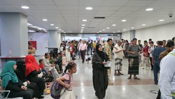 عدن.. وصول دفعة جديدة من اليمنيين العالقين في السودان