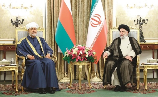 الرئيس الإيراني يحث مسقط على مواصلة دورها في إنهاء أزمة اليمن
