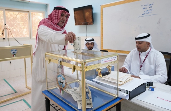 الكويتيون ينتخبون ممثليهم في البرلمان وسط أزمة سياسية حادة