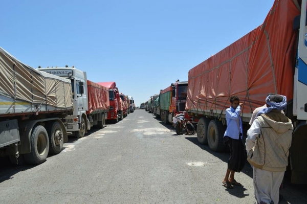 الحكومة: منع الحوثيين لحركة البضائع بين المحافظات تصعيد يفاقم الأزمة الإنسانية