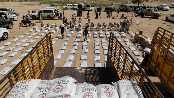 الصليب الأحمر تعلن توزيع سلال غذائية لألفي أسرة في صعدة