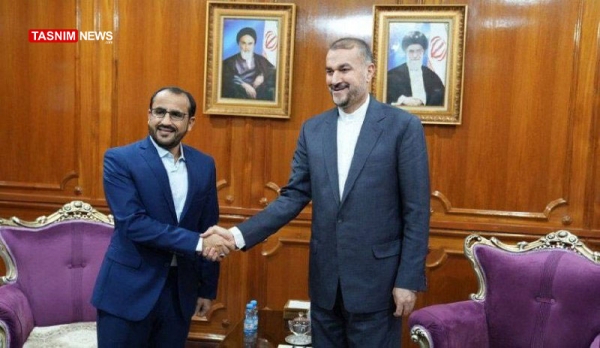 وزير خارجية إيران يلتقي قيادي حوثي في مسقط