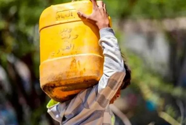 أطفال اليمن في مهمات أكبر من أعمارهم.. تركوا صفوف المدرسة بحثا عن المياه