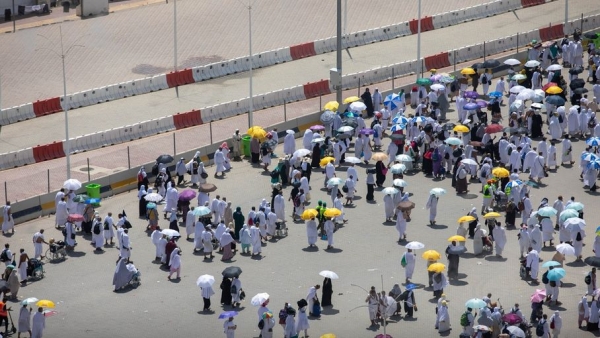 حجاج بيت الله يواصلون رمي الجمرات في أول أيام التشريق