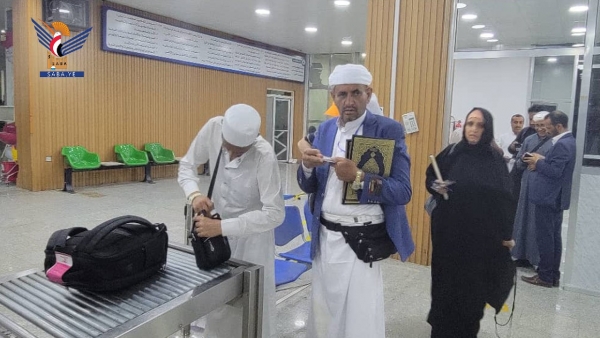 دفعة ثانية.. جماعة الحوثي تعلن عودة 150 حاجًا عبر مطار صنعاء