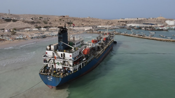 المهرة..الانتهاء من تفريغ الناقلة النفطية "مليحه" الجانحة في ميناء نشطون