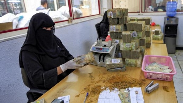 الحكومة تحمّل جماعة الحوثي مسؤولية انهيار العملة