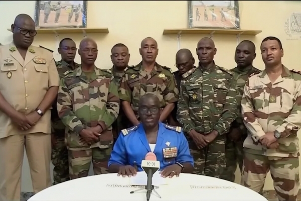 بعد ساعات من احتجازه.. عسكريون يعلنون عزل رئيس النيجر وإغلاق الحدود وحظر التجول