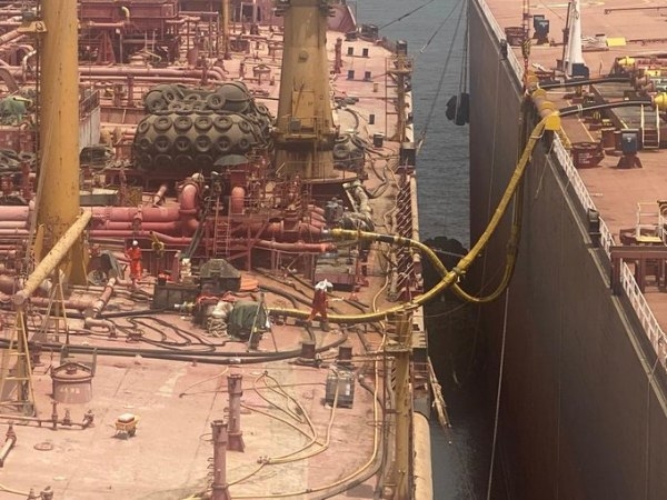 سلطنة عمان ترحب ببدء عملية تفريغ النفط من خزان "صافر"