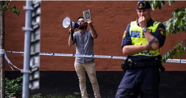 إحراق المصحف مجددا أمام سفارتي تركيا والعراق بالدنمارك بحراسة الشرطة