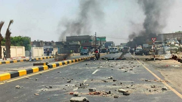 احتجاجات غاضبة في لحج تنديدا بانقطاع التيار الكهربائي