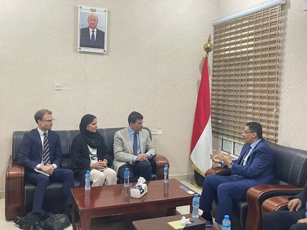 وزير الخارجية يبحث مع الممثل الإقليمي للمركز النرويجي جهود تحقيق السلام في اليمن