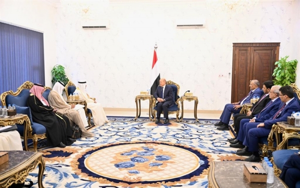 العليمي يبحث مع أمين عام التعاون الخليجي مستجدات جهود الوساطة في اليمن