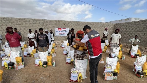 "صدقة طاشي" التركية تقدم مساعدات متنوعة للمحتاجين في اليمن