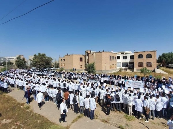 طلاب جامعة ذمار يطالبون بسرعة إصدار وتنفيذ حكم الإعدام بحق قاتل الطبيب "جمعان السامعي"