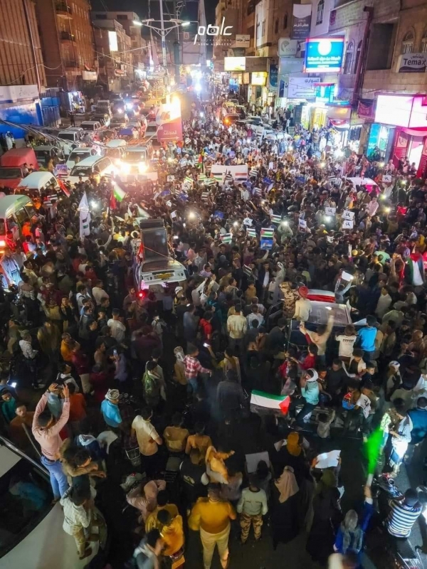 المئات من أبناء تعز يحتفلون بالانتصارات الفلسطينية على الاحتلال الإسرائيلي