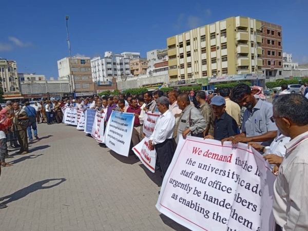 أكاديمو 4 جامعات ينفذون وقفة في عدن أمام مكتب الأمم المتحدة مطالبين برفع أجورهم