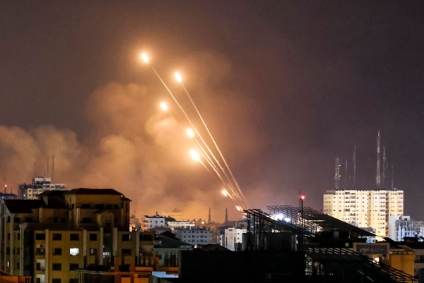 المقاومة تقصف تل أبيب وعسقلان بالصواريخ والاحتلال يشن غارات على منازل المدنيين في غزة