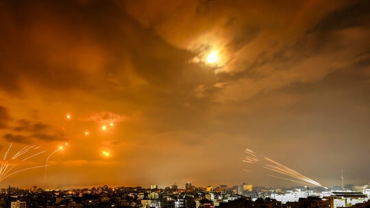 "القسام" تقصف تل أبيب وقاعدة عسكرية إسرائيلية برشقات صاروخية