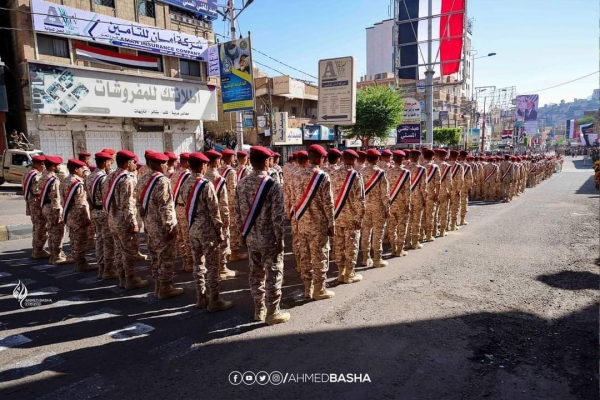 محور تعز يقيم عرضًا عسكريًا مهيبًا لوحدات من منتسبيه بمناسبة أعياد الثورة اليمنية