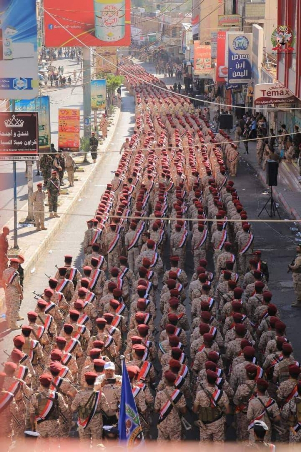 محور تعز يقيم عرضًا عسكريًا مهيبًا لوحدات من منتسبيه بمناسبة أعياد الثورة اليمنية