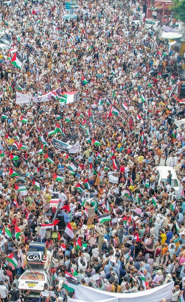 حشود يمنية غاضبة في عدد من المدن تندد بالجرائم الإسرائيلية وتتضامن مع غزة
