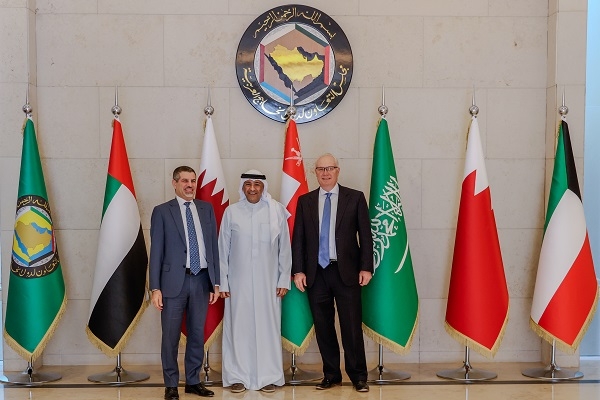 أمين عام التعاون الخليجي يبحث مع المبعوث والسفير الأمريكي جهود إنهاء الأزمة اليمنية