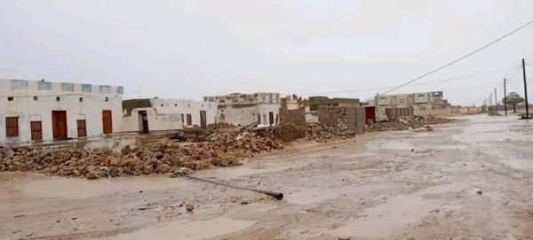 محافظ حضرموت يوجّه بتسيير قافلة إغاثية إلى المهرة لإغاثة المتضررين من إعصار "تيج"