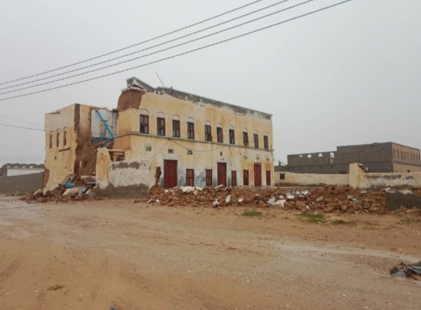 إعصار تيج.. وفاة امرأة وإصابة آخرين وانهيار أعداد كبيرة من المنازل في حصوين بالمهرة