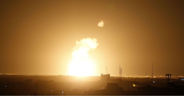 قصف عنيف وغير مسبوق على غزة وانقطاع الاتصالات والإنترنت