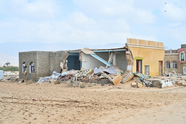 محافظ المهرة يطلب تدخلات عاجلة لتجاوز أضرار الواسعة لإعصار تيج في مديرية حصوين