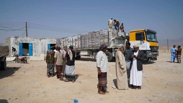 أشاد بجهود مسقط.. أمين عام المهرة يشرف على توزيع المساعدات الإغاثية القادمة من سلطنة عمان