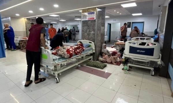 نازحو غزة بمستشفى الشفاء المحاصر.. هكذا ينامون بجوار الجثث بدون طعام ولا ماء