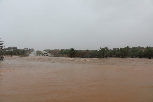 سقطرى.. سيول الأمطار تقطع الطريق المؤدي إلى مدينة حديبو وتجرف سيارة أحد المواطنين 