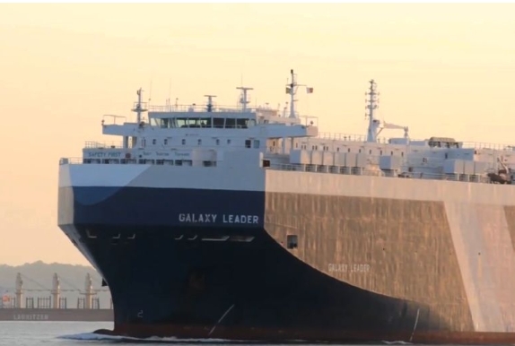 قيادي حوثي: إسرائيليون بجنسيات أخرى على متن السفينة