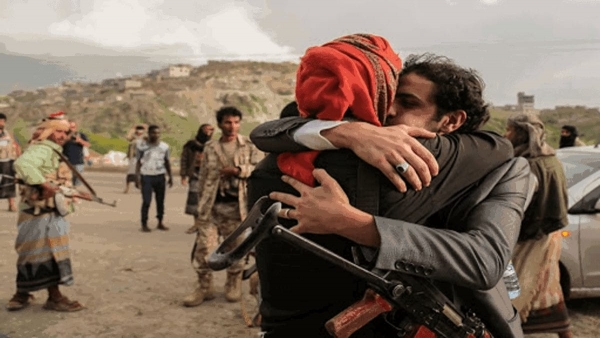 وساطة محلية تنجح في إتمام عملية تبادل 9 أسرى بين القوات الحكومية والحوثيين