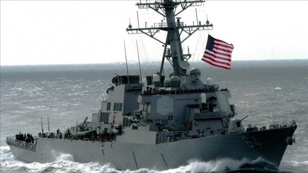 البنتاغون: مدمرة أمريكية وسفن تجارية تعرضوا لهجوم بالبحر الأحمر