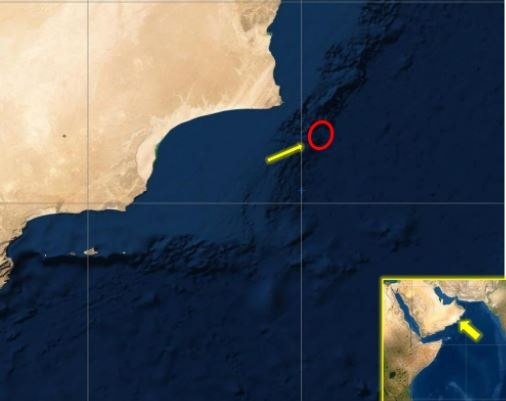 بالتزامن مع الهجمات الحوثية.. البحرية البريطانية: زوارق مسلحة تهاجم سفينة شحن قبالة سواحل عمان