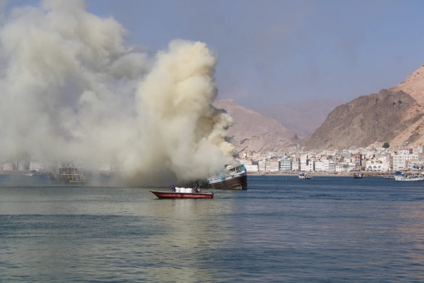 اندلاع حريق في إحدى السواعي البحرية بميناء المكلا 