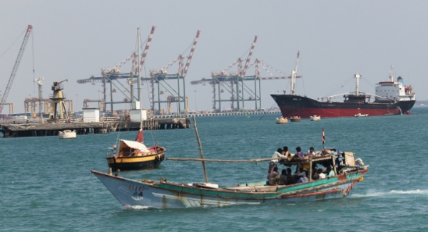 الحكومة تعلن نقل إجراءات تفتيش السفن القادمة إلى اليمن من جدة إلى ميناء عدن