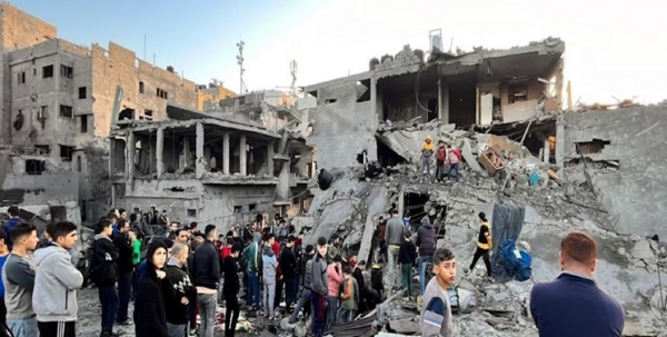 عشرات الشهداء والاحتلال يكثف قصفه الجوي والمدفعي للمخيمات وسط غزة