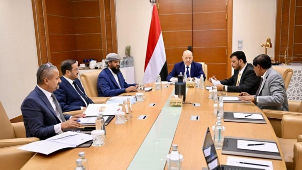 المجلس الرئاسي يحمل الحوثيين مسؤولية عواقب وتداعيات هجماتهم على السفن 