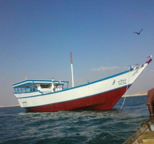 قراصنة صوماليون يفرجون عن 9 صيادين يمنيين مع قاربهم بعد اختطافهم في رأس حافون